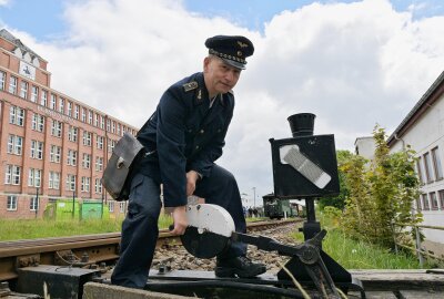 Museumbahn Schönheide steht unter Dampf - Andreas Böhm aus Hartenstein beim Stellen der Weiche. Foto: Ralf Wendland