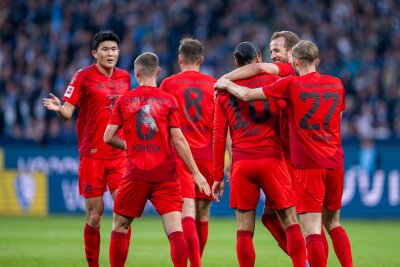 Musiala bringt das "Extra": Bayern sammeln System-Argumente - Jubel nach der Tristesse: Die Bayern spielten sich in Bochum den Frust von der Seele.