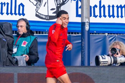 Musiala bringt das "Extra": Bayern sammeln System-Argumente - Der Kopf war's: Jamal Musiala (l) zeigt nach dem 2:0, womit er das Tor erzielt hat.