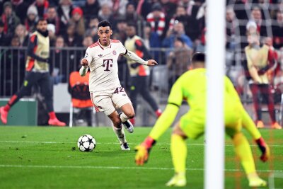 Musiala köpft Bayern zum Arbeitssieg: "Manchmal reicht 1:0" - Die Bayern, hier Jamal Musiala (l), rannten immer wieder an auf das Tor von Benfica-Schlussmann Anatolij Trubin.