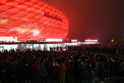 Musiala köpft Bayern zum Arbeitssieg: "Manchmal reicht 1:0" - Fans strömen zur Allianz Arena. U-Bahn-Probleme erschwerten die Anreise und führten zu einen späteren Anpfiff.