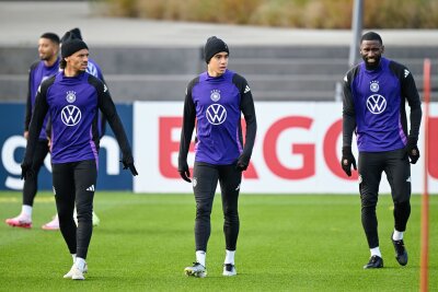 Musiala sieht gute WM-Perspektive - Rat an Wanner - Leroy Sane (l), Jamal Musiala (m) und Antonio Rüdiger (r) trainieren vor dem Nations-League-Abschluss.