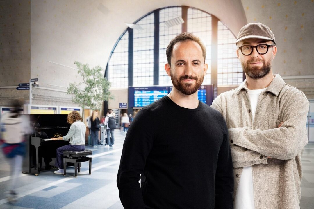 "Musik ist eine der letzten Bastionen in unserer Welt, die etwas mit Zauberei zu tun hat" - Star-Pianist Igor Levit (links) und Popsänger Mark Forster bieten unentdeckten Musiktalenten in der VOX-Show "The Piano" eine Bühne. 