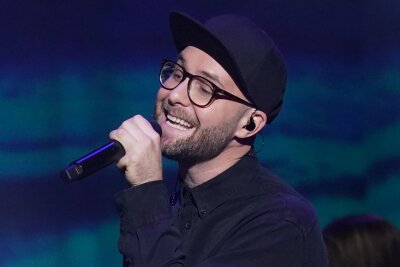 "Musik ist eine der letzten Bastionen in unserer Welt, die etwas mit Zauberei zu tun hat" - Mark Forster wurde in den 2010er-Jahren durch Songs wie "Au Revoir", "Bauch und Kopf" und "Chöre" bekannt. Als Coach wirkte er unter anderem an den ProSieben/SAT.1-Castingshows "The Voice of Germany" und "The Voice Kids" mit. 