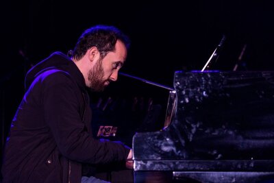 "Musik ist eine der letzten Bastionen in unserer Welt, die etwas mit Zauberei zu tun hat" - Im Interview erinnert sich Igor Levit an seine erste Berührung mit dem Klavier: "Mit nicht mal drei Jahren bin ich einfach zum Klavier gekrabbelt und habe angefangen, Tasten herunterzudrücken und habe bis heute nicht damit aufgehört."