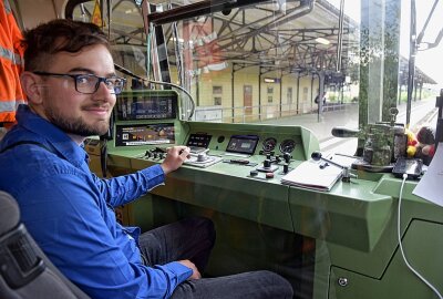 Musik, Kunst und Genuss: Bergstadtfest Freiberg in voller Blüte - Pünktlich 15 Uhr setzte sich der Bergstadtexpress nach Brand-Erbisdorf in Bewegung: Lukas Müller war der erste Triebfahrzeugführer des Festwochenendes, der das Ferkeltaxi steuerte. Foto: Christof Heyden