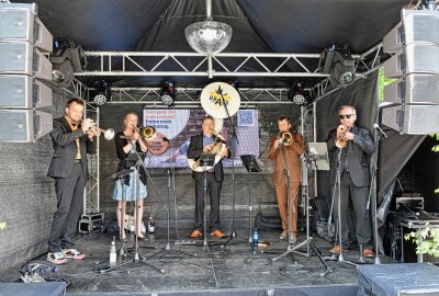 Musik, Kunst und Genuss: Bergstadtfest Freiberg in voller Blüte - Fetter satter Sound vom Blechbläster-Quintett BrassConnection Dresden, da weckten selbst Mittagsschläfer rund um das Weindorf auf. Foto: Christof Heyden