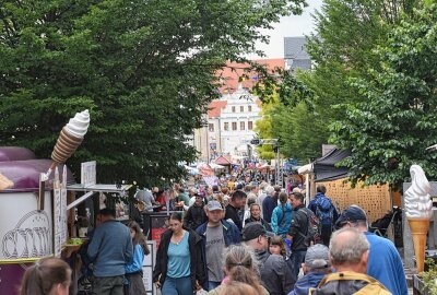 Musik, Kunst und Genuss: Bergstadtfest Freiberg in voller Blüte - Freitag nach Eins: die Gassen der Bergstadt beginnen sich Richtung Schloss Freudenstein zu füllen. Foto: Christof Heyden