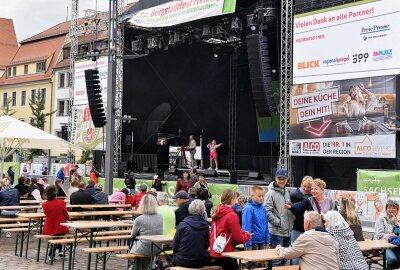 Musik, Kunst und Genuss: Bergstadtfest Freiberg in voller Blüte - Die große Bühne auf dem Obermarkt rückt am Freitagnachmittag in das Blickfeld der zunehmend mehr werdenden Gäste: Das Duo "Zwei wie eins" spielt zur Schlagermugge auf. Foto: Christof Heyden