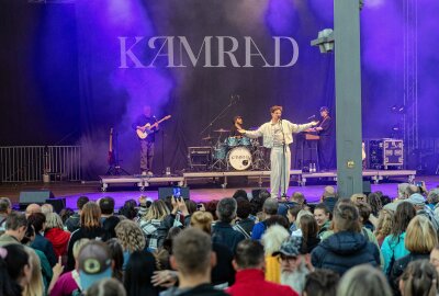 Musik, Kunst und Genuss: Bergstadtfest Freiberg in voller Blüte - Auf dem Bergstadtfest Freiberg trat am Samstag ab 18 Uhr auf dem Obermarkt Kamrad auf. Foto: Marcel Schlenkrich