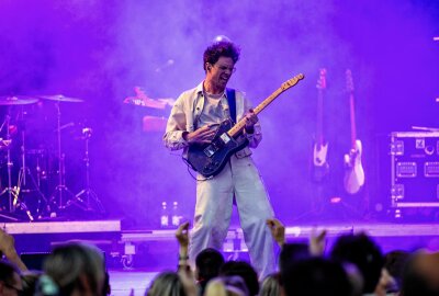 Musik, Kunst und Genuss: Bergstadtfest Freiberg in voller Blüte - Auf dem Bergstadtfest Freiberg trat am Samstag ab 18 Uhr auf dem Obermarkt Kamrad auf. Foto: Marcel Schlenkrich