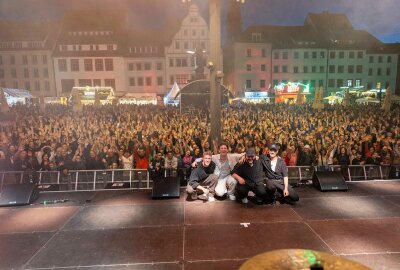 Musik, Kunst und Genuss: Bergstadtfest Freiberg in voller Blüte - Super Stimmung am Obermarkt bei Anstands & Durchgeknallt. Foto: Marcel Schlenkrich