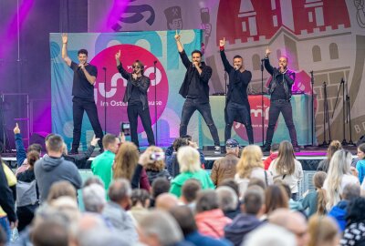 Musik, Kunst und Genuss: Bergstadtfest Freiberg in voller Blüte - Auf dem Untermarkt begeistert die Tribute-Band Backstreet'Back. Foto: Marcel Schlenkrich