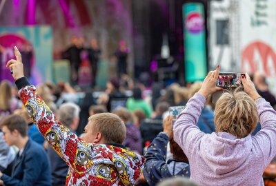 Musik, Kunst und Genuss: Bergstadtfest Freiberg in voller Blüte - Auf dem Untermarkt begeistert die Tribute-Band "Backstreet'Back." Foto: Marcel Schlenkrich