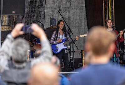 Musik, Kunst und Genuss: Bergstadtfest Freiberg in voller Blüte - Auf der Bühne Jugendzone Culture trat unter Anderem auch die Band Halblaut auf. Foto: Marcel Schlenkrich