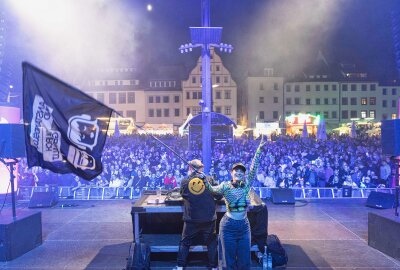 Musik, Kunst und Genuss: Bergstadtfest Freiberg in voller Blüte - Super Stimmung am Obermarkt bei Anstands & Durchgeknallt. Foto: Marcel Schlenkrich