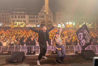 Musik, Kunst und Genuss: Bergstadtfest Freiberg in voller Blüte - Super Stimmung am Obermarkt bei Anstands & Durchgeknallt. Foto: Marcel Schlenkrich