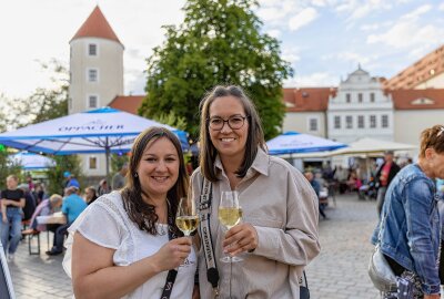 Musik, Kunst und Genuss: Bergstadtfest Freiberg in voller Blüte - Gute Stimmung auf Weindorf im Hof des Schloss Freudenstein. Foto: Marcel Schlenkrich