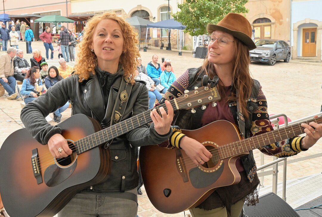 Musik, Mittelalter und Spaß: Kirchberger Altstadtfest begeistert Jung und Alt im Oktober - Auch die Kirchberger Murmelmädchen Nicole Hartig (li.) und Anja Roocke treten beim Altstadtfest wieder auf. Foto: Ralf Wendland