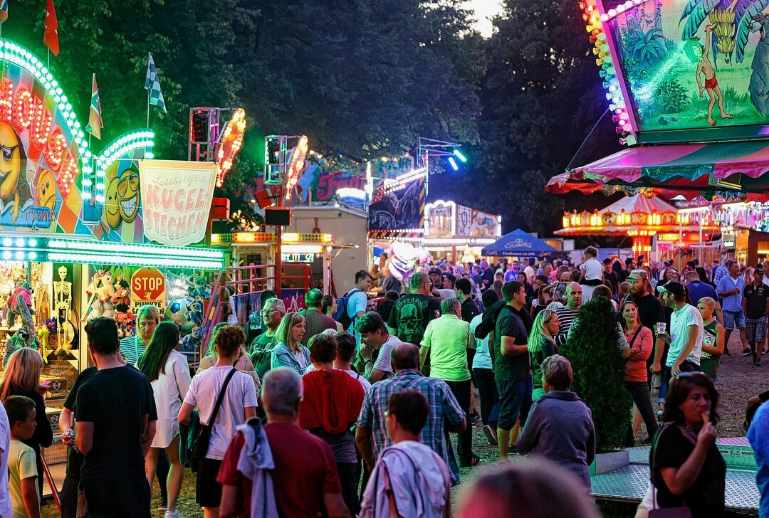 Musik und mehr: Bergfest sorgt für spannende Tage in Hohenstein-Ernstthal - Fahrgeschäfte, reichlich buntes Licht und viele Gäste beim Bergfest.Foto: Markus Pfeifer / Archiv