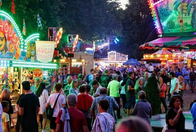 Musik und mehr: Bergfest sorgt für spannende Tage in Hohenstein-Ernstthal - Fahrgeschäfte, reichlich buntes Licht und viele Gäste beim Bergfest.Foto: Markus Pfeifer / Archiv