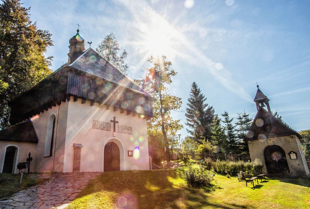 Musikalische Lesung in kleiner Kreuzkapelle im Erzgebirge - Die Kreuzkapelle (li.) auf dem Mauersberger Friedhof. Rechts daneben bedindet sich die kleine Grabkapelle, unter welcher Rudolf Mauersberger und seine Familie begraben liegt. Foto: Jan Görner