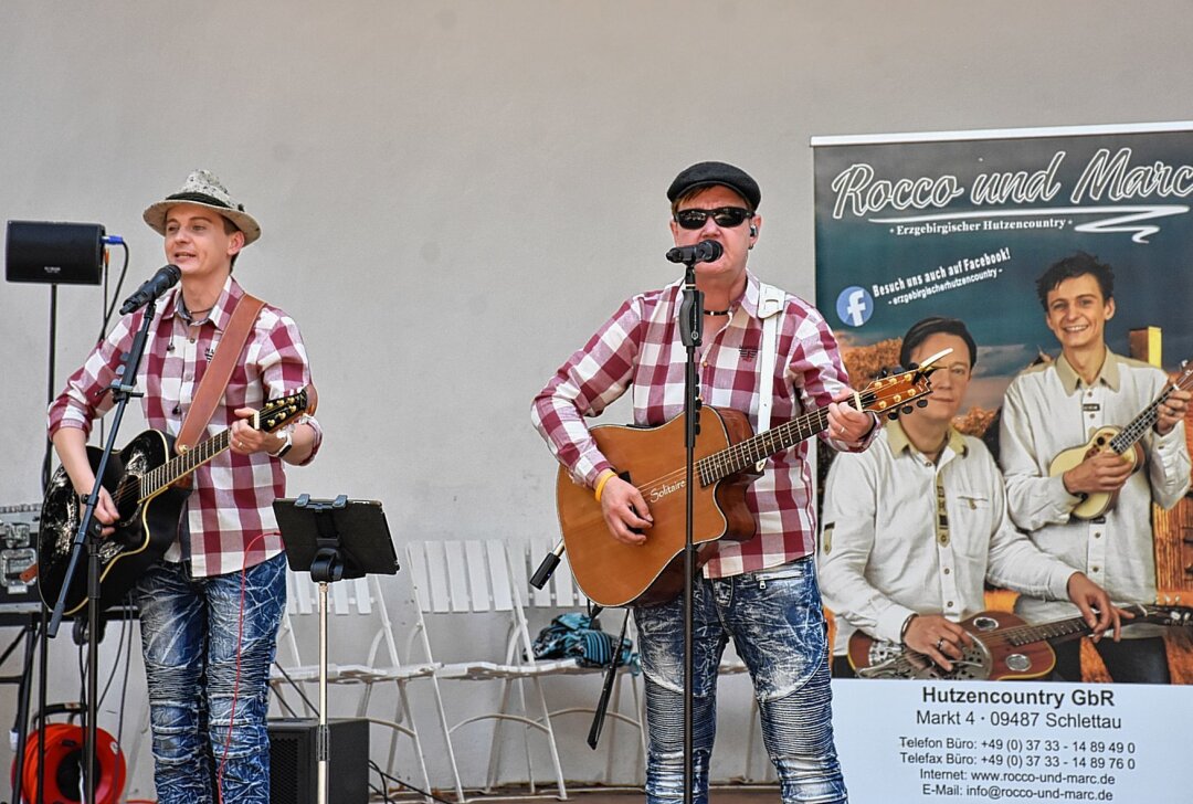 Musiker-Duo Rocco und Marc begeistert im Schlosspark Lichtenwalde - Einblicke vom Rocco und Marc-Konzert in Lichtenwalde. Foto: Maik Bohn