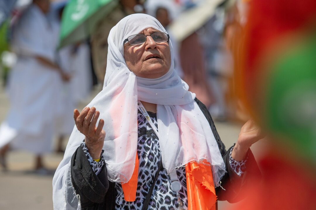 Muslime weltweit feiern Opferfest - Eine betende Muslimin auf dem Berg Arafat, auch bekannt als Jabal al-Rahma (Berg der Barmherzigkeit) in Mekka.
