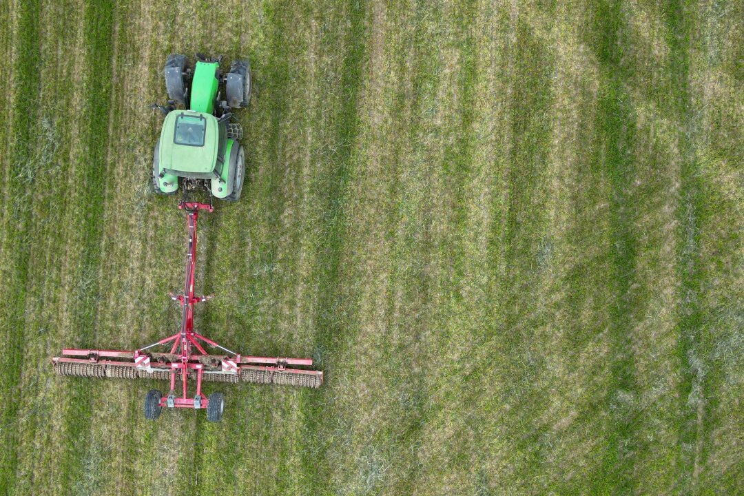 Muss Traktorfahrer nach Unfall im Mähbetrieb haften? - Bodenbearbeitung in der Landwirtschaft: Ob ein Traktor fährt oder nicht, kann für die Haftungsfrage bei Unfällen relevant sein.