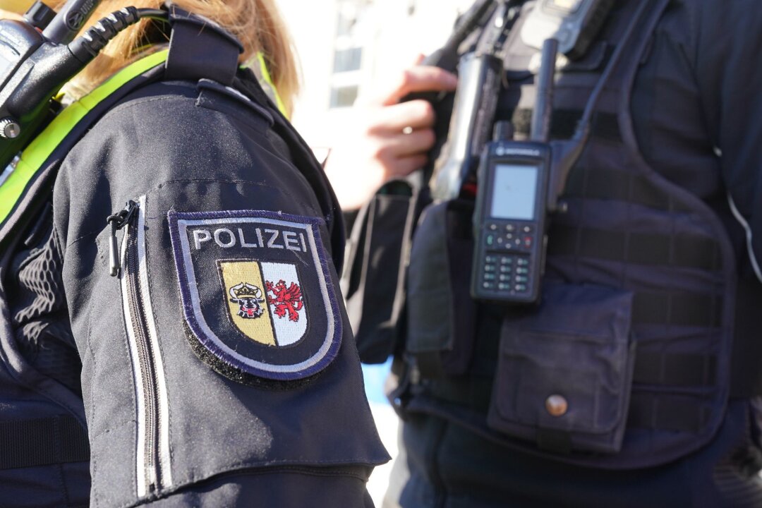 Mutmaßlich rassistischer Angriff auf Mädchen in Grevesmühlen - Laut der Polizei waren ein 8-jähriges Mädchen und seine zwei Jahre ältere Schwester aus einer Gruppe von etwa 20 Personen angegriffen worden.