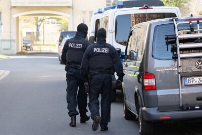 Mutmaßliche Rechtsterroristen wollten Gebiete "erobern" - Razzia im Dresdner Stadtteil Cotta. Die Festgenommenen stehen im Verdacht, Mitglieder einer rechtsterroristischen Gruppe zu sein. 