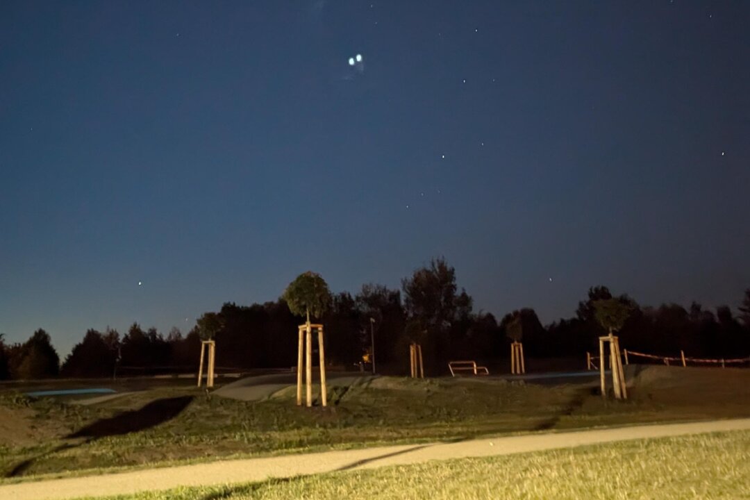 Mysteriöses Flugobjekt über Sachsen gesichtet: Was steckt dahinter? - Was steckt hinter diesem ominösen Flugobjekt, was am Dienstagabend über Sachsen zu sehen war?