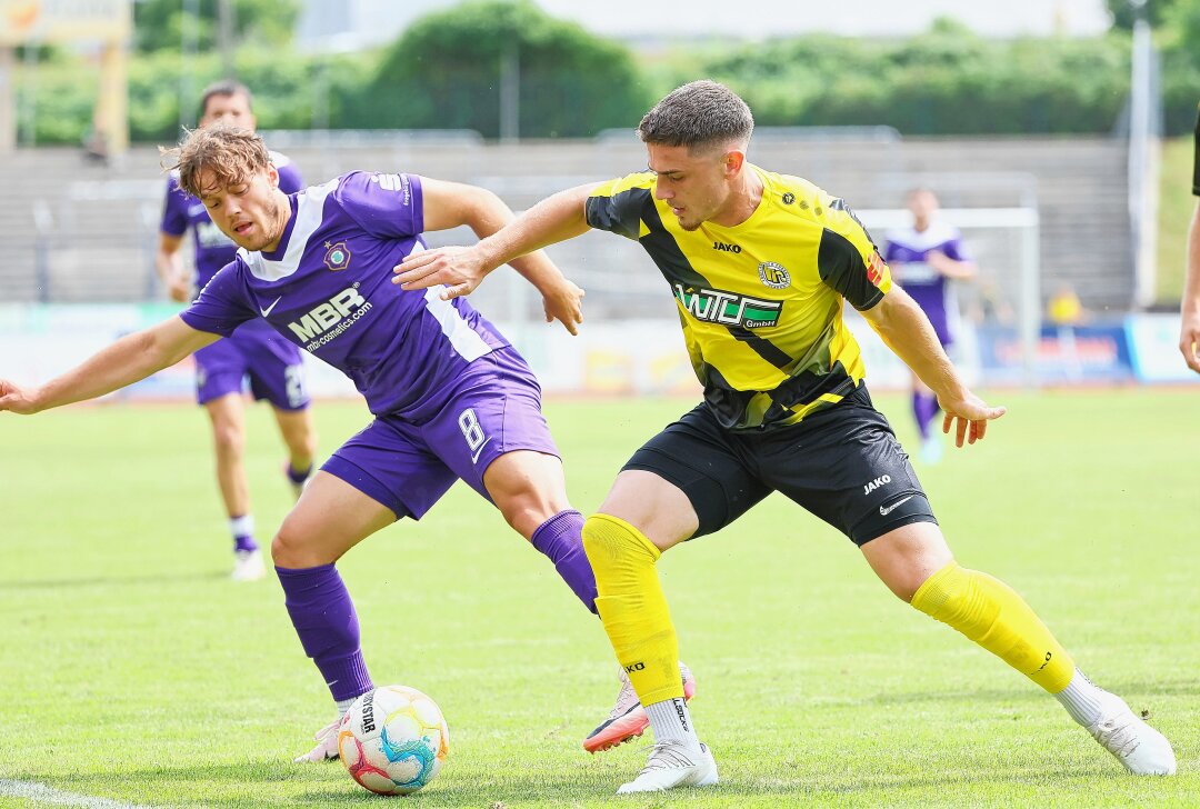 Nach 0:4 gegen Meuselwitz: Aue schießt VFC Plauen mit 4:0 von der Platte - Im Bild von links sind Mika Clausen (Nummer 8, Aue) und Jasin Jusic (Nummer 3, Plauen). Foto: Picture Point / S. Sonntag