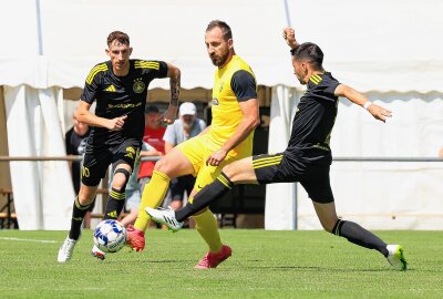 Nach 7:1-Sieg: SG Handwerk Rabenstein zieht in Runde 2 des Sachsenpokals ein - Florian Heydeck (VfB Schöneck, Mitte) im Spielaufbau. Die Rabensteiner Gabor Vass (SG Handwerk Rabenstein, 10) und Sebastian Schmidt (SG Handwerk Rabenstein, 7) üben Druck aus. Foto: Johannes Schmidt