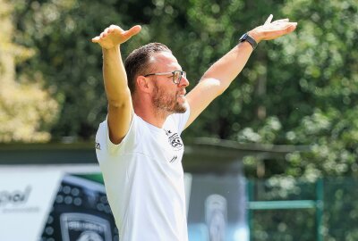 Nach 7:1-Sieg: SG Handwerk Rabenstein zieht in Runde 2 des Sachsenpokals ein - Ringo Delling (Trainer SG Handwerk Rabenstein) dirigiert seine Mannschaft. Foto: Johannes Schmidt