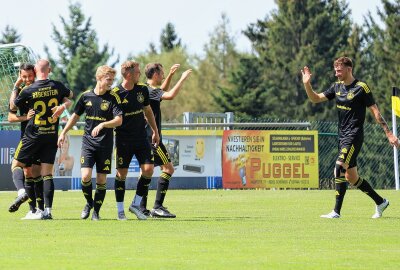 Nach 7:1-Sieg: SG Handwerk Rabenstein zieht in Runde 2 des Sachsenpokals ein - Jubel bei Rabenstein über das 2:0 durch Sebastian Schmidt. Foto: Johannes Schmidt