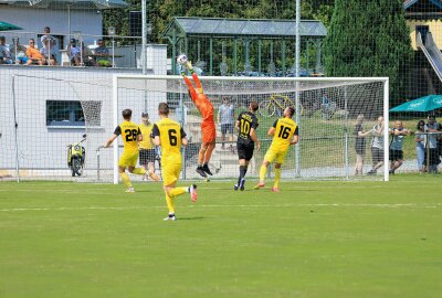 Nach 7:1-Sieg: SG Handwerk Rabenstein zieht in Runde 2 des Sachsenpokals ein - Jan Max Denschel (VfB Schöneck, 31) kommt nach einer Rabensteiner Hereingabe an den Ball und lenkt ihn ins Toraus. Foto: Johannes Schmidt