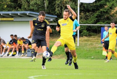 Nach 7:1-Sieg: SG Handwerk Rabenstein zieht in Runde 2 des Sachsenpokals ein - Lukas Hinzmann (VfB Schöneck, 19) blockt den Schuss von Phil Mühlig (SG Handwerk Rabenstein, 27). Foto: Johannes Schmidt