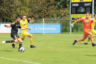 Nach 7:1-Sieg: SG Handwerk Rabenstein zieht in Runde 2 des Sachsenpokals ein - Phil Mühlig (SG Handwerk Rabenstein, 27) zieht hier ab und netzt zum 7:1-Endstand ein. Foto: Johannes Schmidt