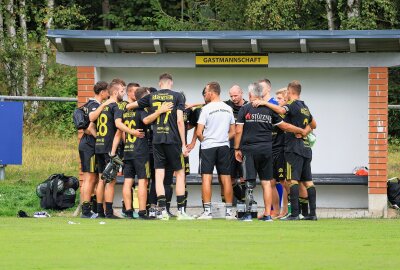 Nach 7:1-Sieg: SG Handwerk Rabenstein zieht in Runde 2 des Sachsenpokals ein - Rabenstein im Mannschaftskreis nach dem Spiel, Trainer Ringo Delling (in weiß) macht die Ansprache. Foto: Johannes Schmidt