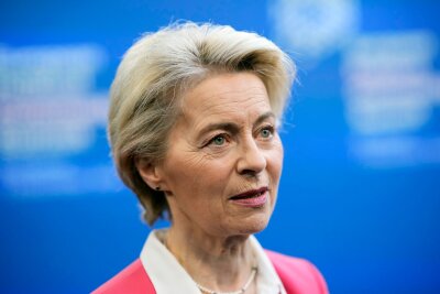 Nach Aufruf: Von der Leyen leistet Hilfe auf Flug - Vor ihrer politischen Laufbahn arbeitete Ursula von der Leyen als Assistenzärztin. (Archivbild)