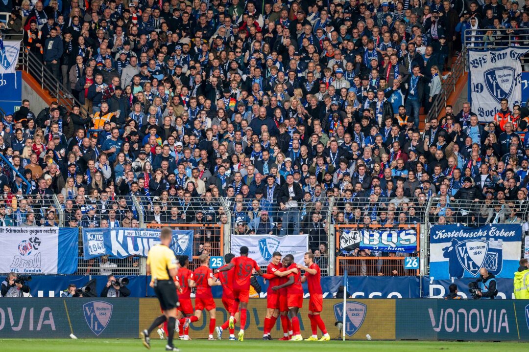 Nach Barça-Debakel: Bayern "richtig happy" in Bochum - Grund zur Freude: Die Bayern bejubeln die 1:0-Führung.