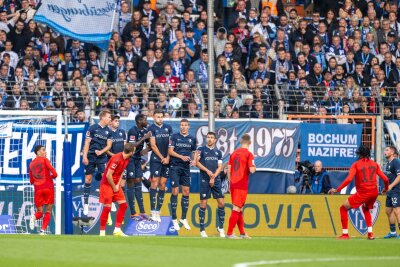 Nach Barça-Debakel: Bayern "richtig happy" in Bochum - Michael Olise (2.v.r) erzielt das erste Tor des Nachmittags in Bochum. 