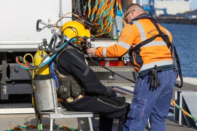 Nach Beinahe-Katastrophe durch Öltanker startet Untersuchung - Ein Taucher machte sich im Rostocker Hafen startklar, um den Rumpf des nach einem Brand havarierten Öltankschiffes "Annika" zu kontrollieren.