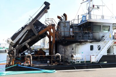 Nach Beinahe-Katastrophe durch Öltanker startet Untersuchung - Die Schäden nach dem Brand auf dem Öltankschiff "Annika" sind deutlich zu erkennen. Der Havarist liegt im Rostocker Überseehafen. 