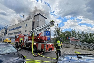 Nach Brand in Chemnitzer Parkhaus: Sind zwei Kinder dafür verantwortlich? - Auf dem Oberdeck brannte ein PKW und ist vollständig ausgebrannt. Foto: Harry Härtel