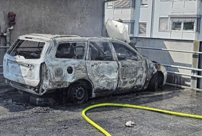 Nach Brand in Chemnitzer Parkhaus: Sind zwei Kinder dafür verantwortlich? - Auf dem Oberdeck brannte ein PKW und ist vollständig ausgebrannt. Foto: Harry Härtel