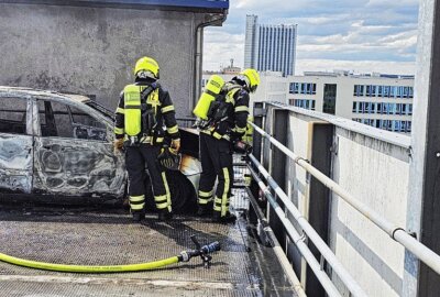 Nach Brand in Chemnitzer Parkhaus: Sind zwei Kinder dafür verantwortlich? - Auf dem Oberdeck brannte ein PKW und ist vollständig ausgebrannt. Foto: Harry Härtel