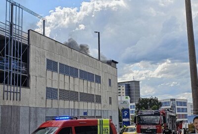 Nach Brand in Chemnitzer Parkhaus: Sind zwei Kinder dafür verantwortlich? - Auf dem Oberdeck brannte ein PKW und ist vollständig ausgebrannt. Foto: Harry Härtel