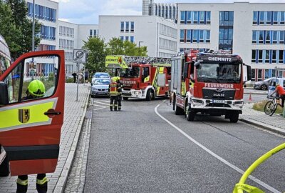 Nach Brand in Chemnitzer Parkhaus: Sind zwei Kinder dafür verantwortlich? - Auf dem Oberdeck brannte ein PKW und ist vollständig ausgebrannt. Foto: Harry Härtel